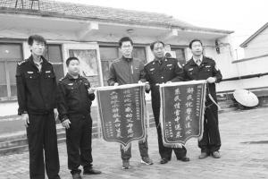 一轿车夜晚坠河一家五口落水 民警六次下水救人1 一轿车夜晚坠河一家五口落水 民警六次下水救人1