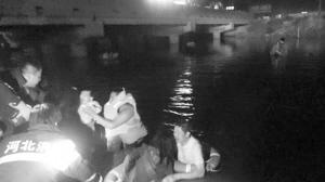 一轿车夜晚坠河一家五口落水 民警六次下水救人2 一轿车夜晚坠河一家五口落水 民警六次下水救人2