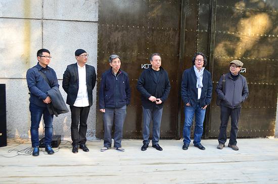 现场嘉宾合影：（左起）策展人王晓松、策展人冯博一、艺术家梁绍基、艺术家尚扬、艺术家徐冰、艺评家尹吉男