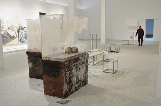 茧史（简史） 梁绍基 蚕丝、茧、木、铁、有机玻璃、古瓷匣钵、汉砖 2015