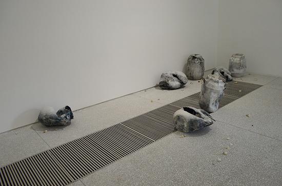 于无声处 梁绍基 蚕丝、七个残破的塑料化工桶 可变尺寸 2015