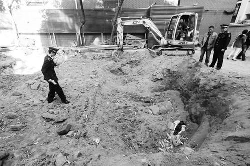 昨天下午，青龙胡同院子里开挖处正被回填