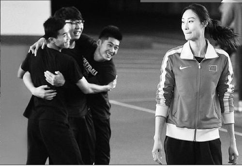 做游戏的时候，男生的目光一直注视着女神老师