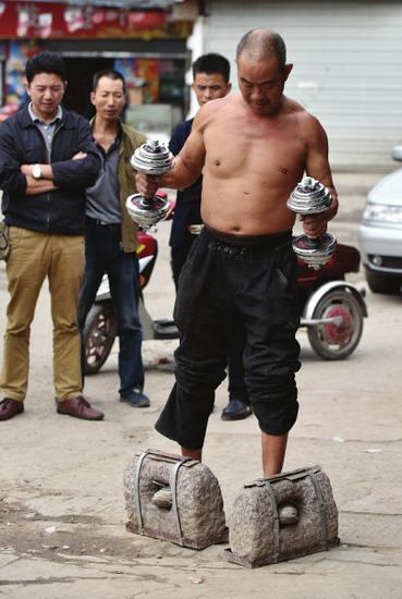 5旬大叔每天穿百斤“石鞋”散步 练成筋肉男 5旬大叔每天穿百斤“石鞋”散步 练成筋肉男