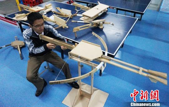 兰州教师复原诸葛连弩:能连发射穿70米远靶心1 兰州教师复原诸葛连弩:能连发射穿70米远靶心1