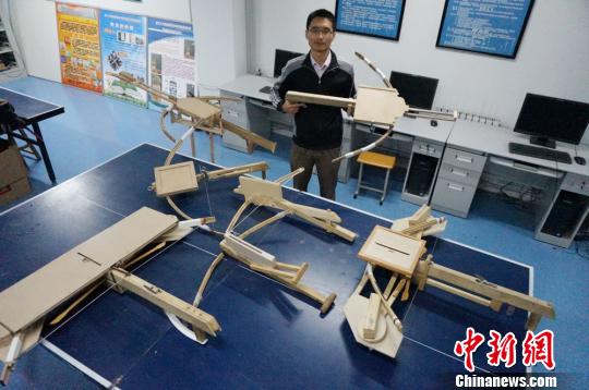 兰州教师复原诸葛连弩:能连发射穿70米远靶心2 兰州教师复原诸葛连弩:能连发射穿70米远靶心2