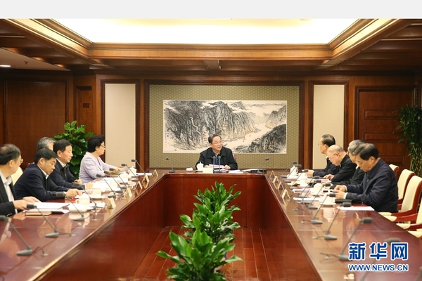 10月30日，中共全国政协党组召开会议，专题学习贯彻党的十八届五中全会精神和《中国共产党廉洁自律准则》《中国共产党纪律处分条例》。中共中央政治局常委、全国政协主席、党组书记俞正声主持会议并讲话。 新华社记者 姚大伟 摄