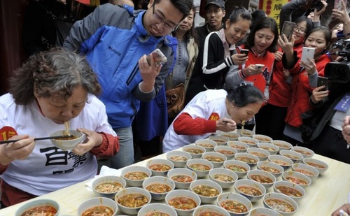 记者了解到，10月30日至11月2日，宝鸡市商务局等单位，永兴坊内举办了宝鸡美食文化节，期间有美食展示、美食品尝、美景展示等环节，如果您感兴趣，不妨利用周末时间去转转吧。