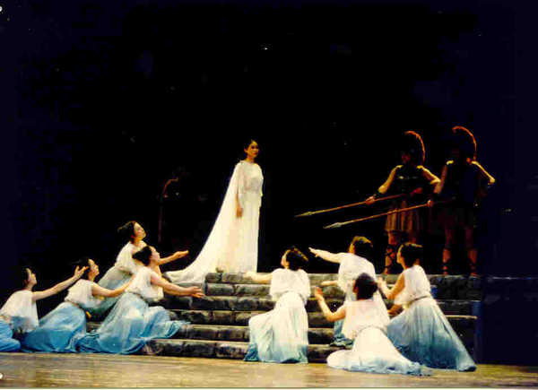 《安提戈涅》剧照 《安提戈涅》剧照