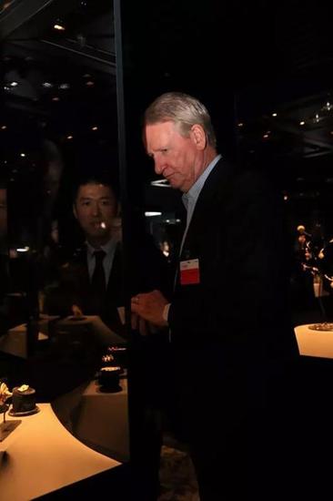 市长咨询会议前主席瓦格纳先生 参观金器馆