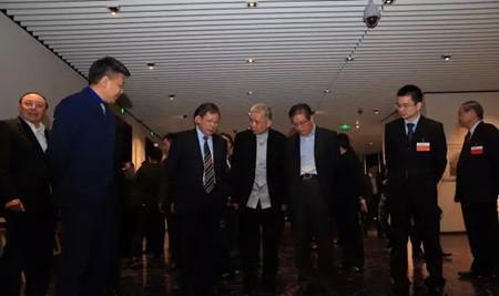 宝库中国董事朱旭东、杨雄市长、马未都先生 参观珐琅厅