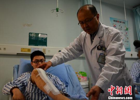 3D打印关节假体植入骨癌患者 19岁小伙术后伸展自如2 3D打印关节假体植入骨癌患者 19岁小伙术后伸展自如2