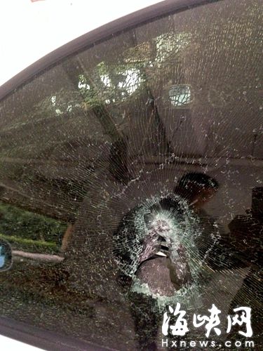 女子21层楼扔40多块石头砸坏10辆车 称心情不好1 女子21层楼扔40多块石头砸坏10辆车 称心情不好1