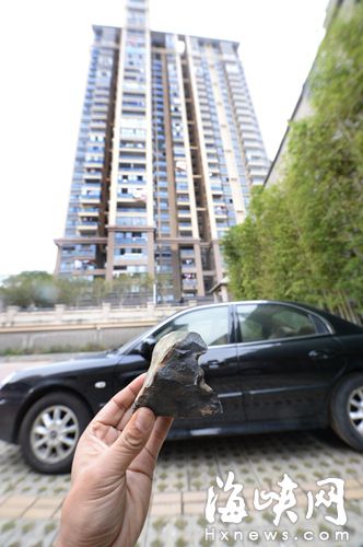女子21层楼扔40多块石头砸坏10辆车 称心情不好2 女子21层楼扔40多块石头砸坏10辆车 称心情不好2