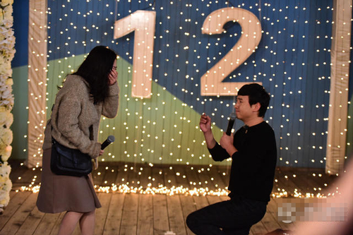 　沈腾跪地求婚。