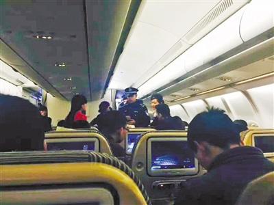 乘客找空姐要免费药吃 结果被请下飞机(图) 乘客找空姐要免费药吃 结果被请下飞机(图)
