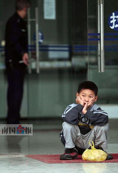 8岁男孩家被烧光父亲不知去向 其他亲人都不认养 8岁男孩家被烧光父亲不知去向 其他亲人都不认养