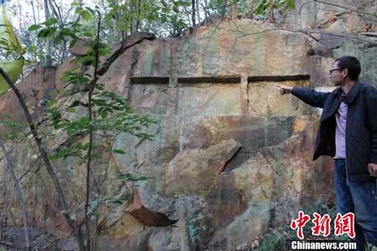 “玲峰池”镶嵌御碑的岩壁 徐远 摄