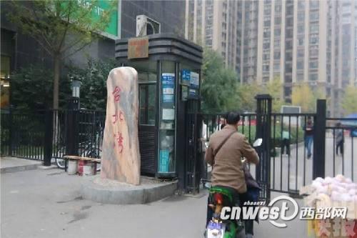 女子凌晨独自回家 电梯中遇“变态男”露下体(图) 女子凌晨独自回家 电梯中遇“变态男”露下体(图)