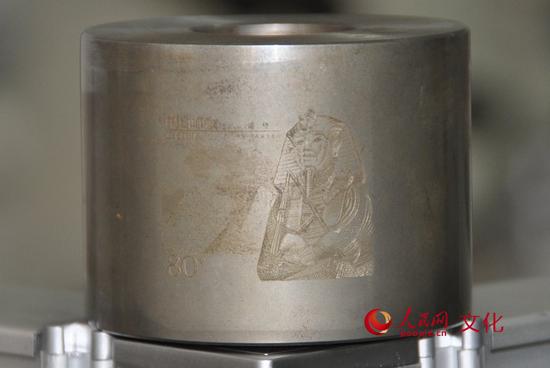 雕刻师完成钢版雕刻后，再将钢版“转移”到钢轴上，进行印刷。（人民网 王鹤瑾 摄）