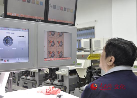 邮票在印刷过程中，工作人员必须实时监测。（人民网 王鹤瑾 摄）