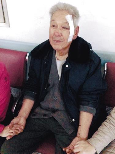 老人摔倒无人管 “沈阳好小伙”救人不图谢(图) 老人摔倒无人管 “沈阳好小伙”救人不图谢(图)