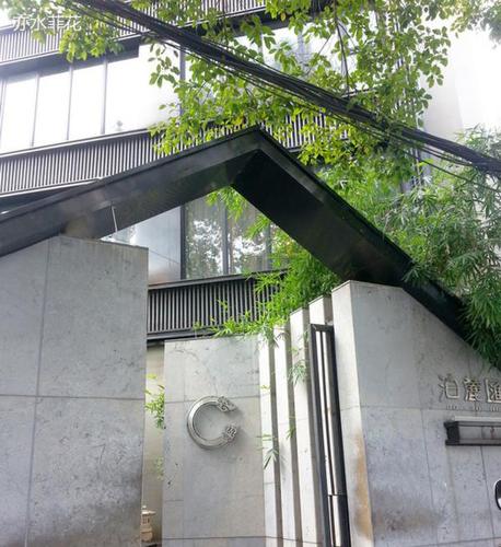 白水8元一杯的长沙泊麓汇餐厅外景 白水8元一杯的长沙泊麓汇餐厅外景