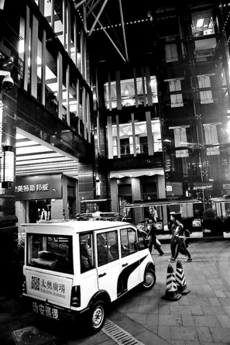 女保洁员坠楼身亡 生前曾因捡包未上交被公司辞退2 女保洁员坠楼身亡 生前曾因捡包未上交被公司辞退2