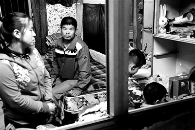 女保洁员坠楼身亡 生前曾因捡包未上交被公司辞退3 女保洁员坠楼身亡 生前曾因捡包未上交被公司辞退3