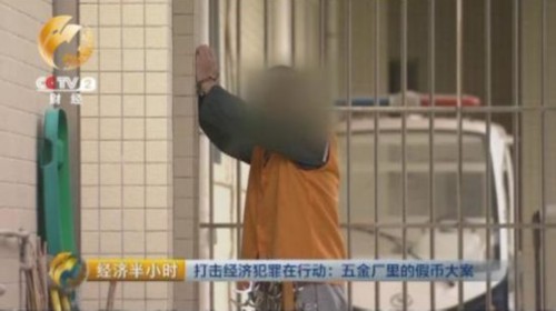 当时着急用钱的邓某，决定赌一把，开始替朱某张罗找印制假币的技术人员，并且和朱某商谈价格?？吹街炷匙偶笨?，邓某最终以每吨印钞纸30万元的承包价格和朱某成交。