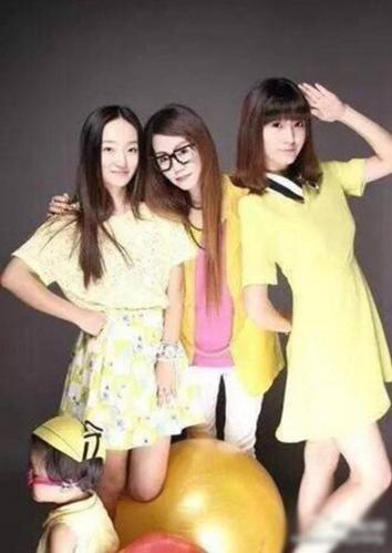 　50岁女子似少女，图为秦女士与两个女儿