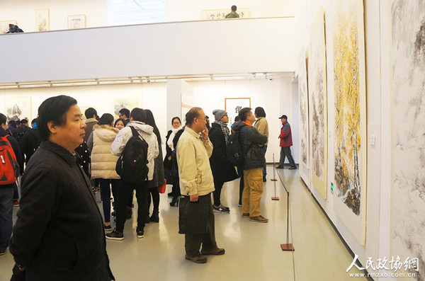 15  邵晓峰教授晋京书画展的观众_副本