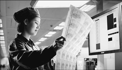 新版百元人民币如何印出来？记者深入一线跟踪揭秘