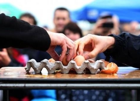 男子高速扔鸡蛋:4人仍300枚鸡蛋 过路司机被吓哭