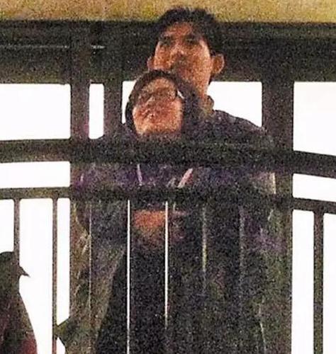 拥抱着在仔仔家阳台看烟花