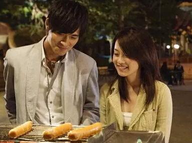 ▲周渝民喻虹渊因拍摄《痞子英雄》结缘 ▲周渝民喻虹渊因拍摄《痞子英雄》结缘