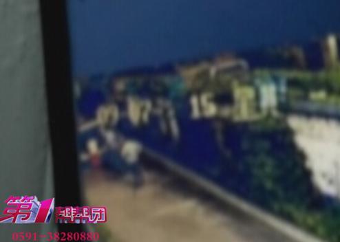 警车将小毛带到鸿伟乡附近