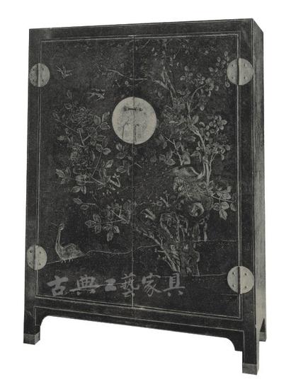 （三）清 红漆描金孔雀牡丹纹方角柜（图3）

　　高156.2厘米，宽114.9厘米，深43.8厘米