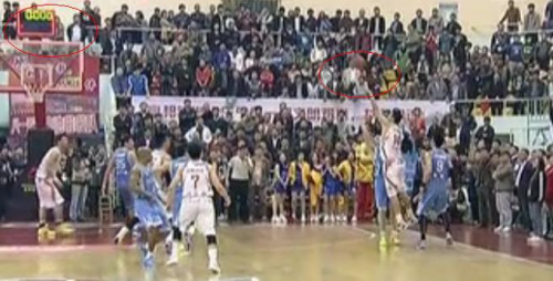 灯亮时王治郅已出手。图片来源：视频截图。