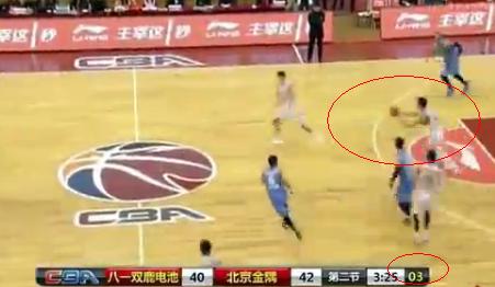 由于计时器问题，时间只剩3秒，青岛的球还在后场。图片来源：视频截图。