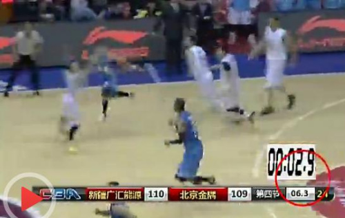 按照比赛进程模拟的计时器与实际计时器对比。图片来源：视频截图。