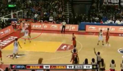 这一秒，王治郅甚至做了个假动作才投篮。图片来源：视频截图。