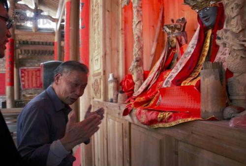 图说：“章公祖师”肉身神像被盗后，村民们根据记忆，请人重制了的祖师身像(右侧佛像)。