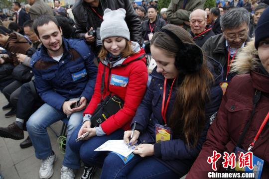 外国友人现场手写明信片(钟升 摄) 外国友人现场手写明信片(钟升 摄)