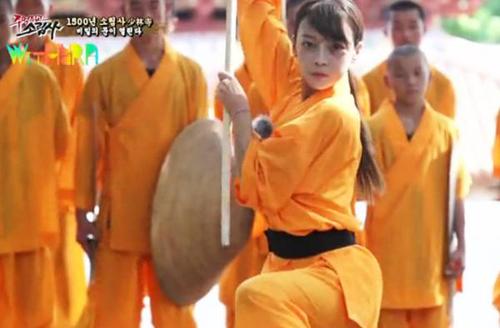 女星习武。