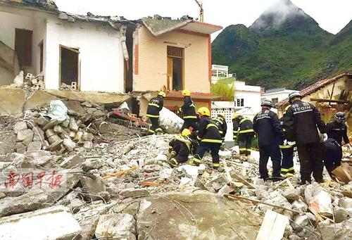 高清:村民炒制土炸药引发巨大爆炸 造成5人死亡