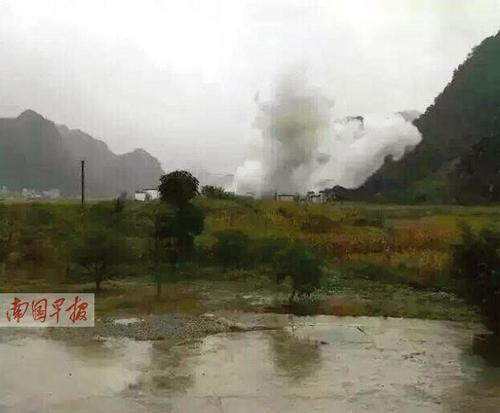 高清:村民炒制土炸药引发巨大爆炸 造成5人死亡