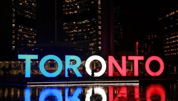 各地知名建筑点亮蓝白红三色彩灯 以支持法国1