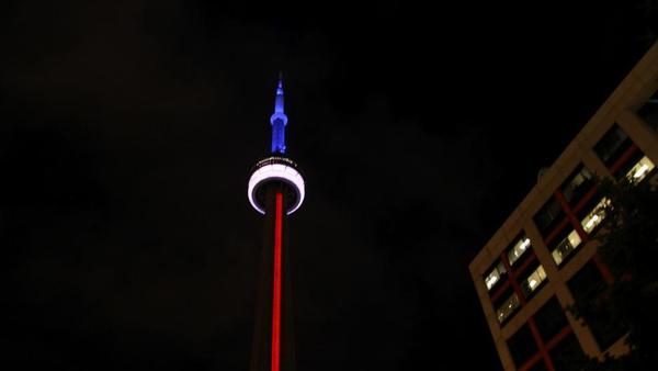 各地知名建筑点亮蓝白红三色彩灯 以支持法国2