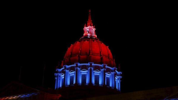 各地知名建筑点亮蓝白红三色彩灯 以支持法国4